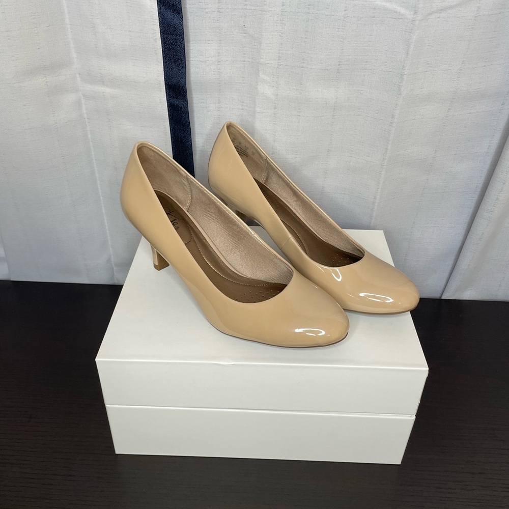 Lifestride nude pumps